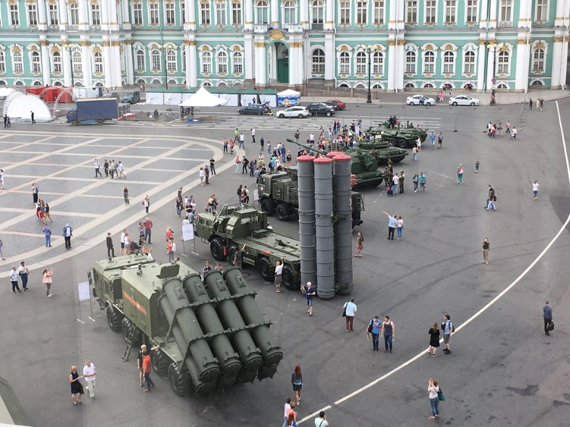 Une exposition de véhicules militaires se tient sur la Place du Palais avant la Grande Parade Navale.