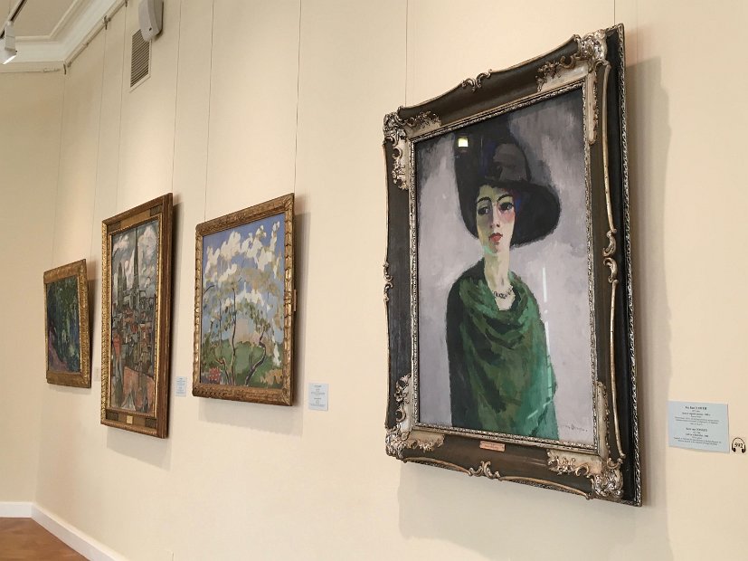Un mur de la galerie. A droite, Femme au chapeau noir : Kees Van Dongen, 1908