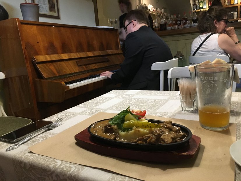 Angela nous avait réservé une bonne table pour notre dernière soirée à Saint-Pétersbourg.