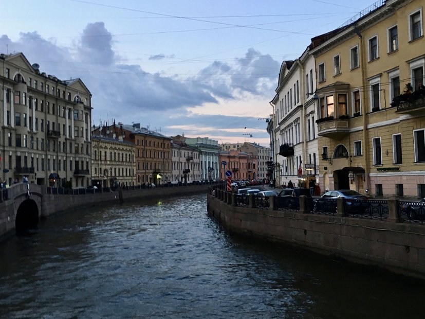 Les quais de la Moïka à la nuit tombante. Cette ville est un rêve !
