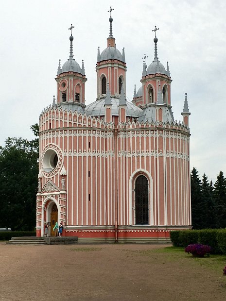 Pâtisserie framboise-chantilly, l'église de Tchesmé a été construite pour célébrer la victoire de 1770 sur la flotte turque.