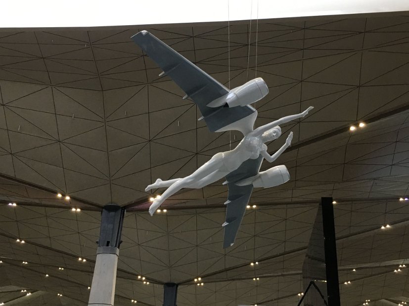 Le  plafond de l'aérogare  est décoré de statues assez originales.
