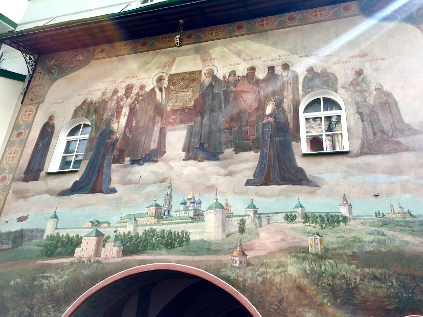 Les peintures murales sous le porche