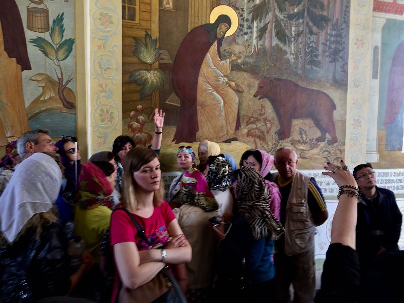 On raconte que Saint Serge de Radonège, pendant les trois ans qu'il vécut en ermite, avait l'habitude de partager son pain avec un ours et d'autres animaux de la forêt. 
