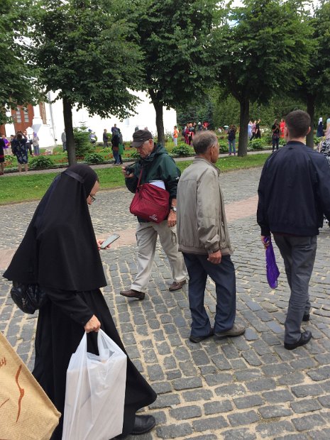 La vie religieuse n'exclut pas la modernité...L'esprit au ciel et la main sur le téléphone !