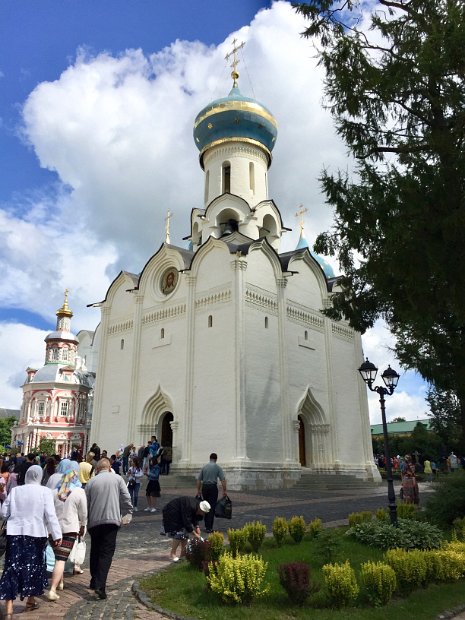 L'église du Saint-Esprit et son unique coupole bleue