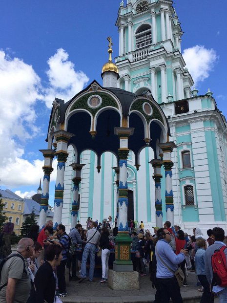 La fontaine du Puits-de-Serge, au pied du Clocher
