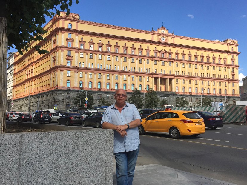 Nos pas nous guident vers la sinistre Loubianka, ancien siège du redouté KGB.