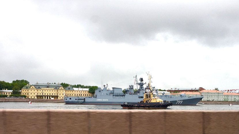 Nous longeons les quais de la Bolchaïa Neva (la grande Neva).