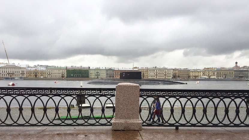 Quais de la Bolchaïa Neva : bateaux et sous-marins se préparent pour la grande parade navale du dimanche 30 juillet.