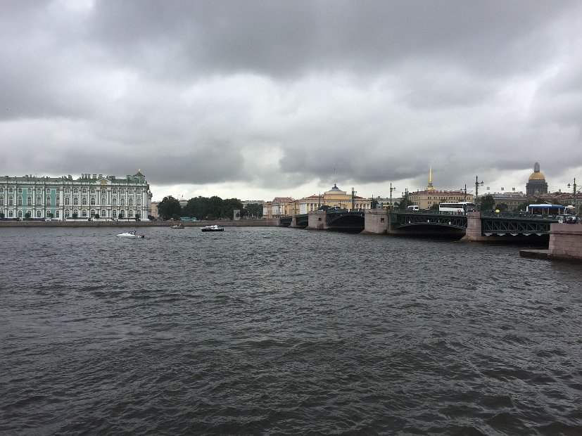 En face de nous, à gauche du pont, on commence à apercevoir le Palais d'Hiver.