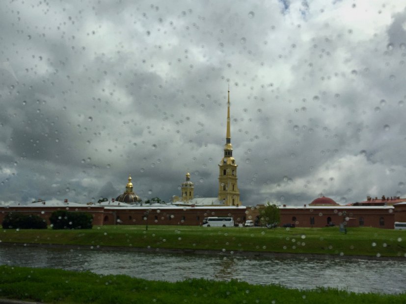 Nous quittons la Forteresse Pierre-et-Paul sous la pluie.