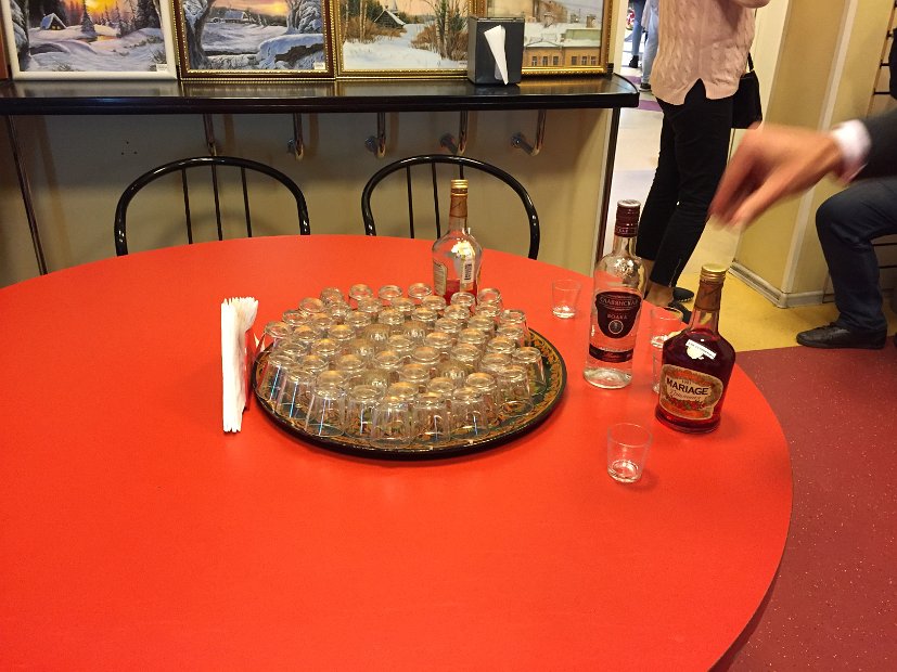 Café et vodka-canneberge offerts dans un magasin de souvenirs