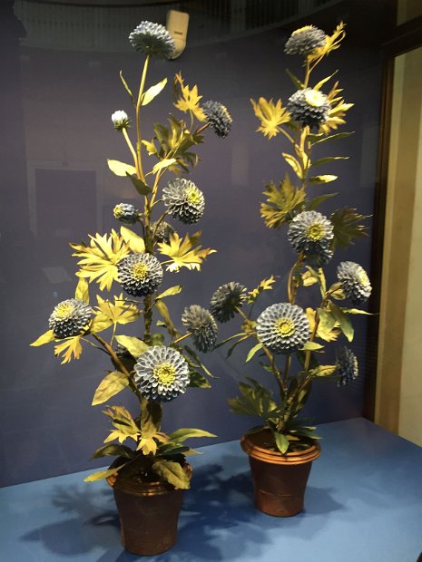Le musée accueille une exposition temporaire de fleurs de porcelaine de Vladimir Kanevsky.