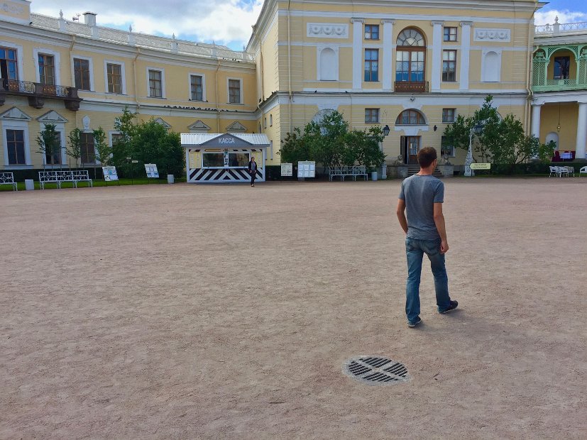 Seul sur la place du Palais de Pavlosk