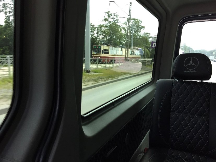 Nous devions faire l'aller-retour à Peterhof en hydroglisseur, mais les quais d'embarquement sont réservés pour la dernière répétition de la parade navale. Nous ferons l'aller dans le minibus de Fiodor.