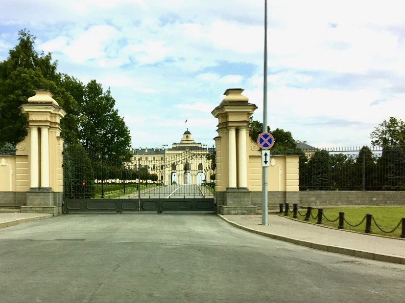 Ce qui nous permet de faire un arrêt devant la résidence de Vladimir Poutine, à Strelna, près de Saint-Pétersbourg