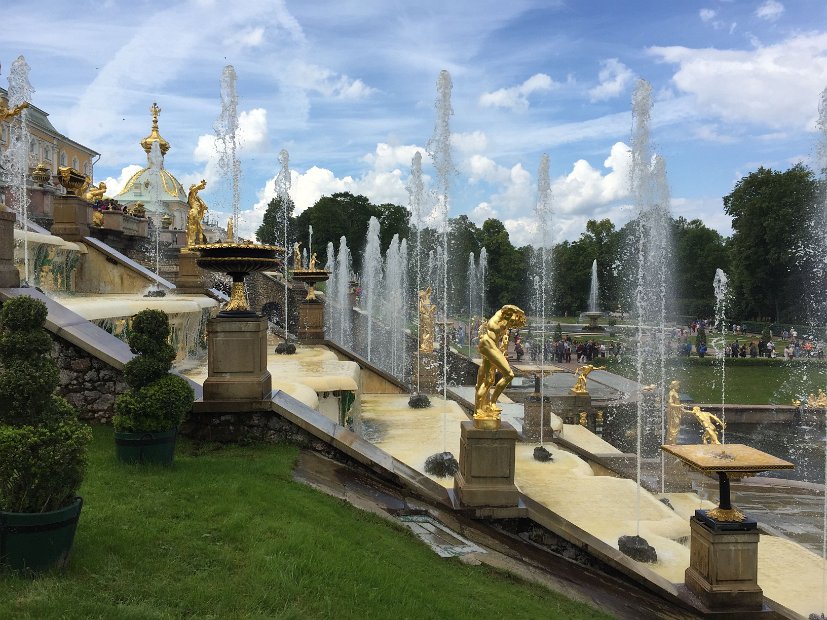 Les architectes ont profité de la déclivité naturelle du terrain pour obtenir la pression de l'eau. Cette eau provient d'une montagne située à une vingtaine de km.
