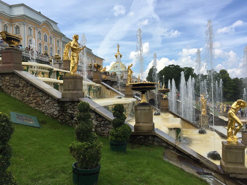 Les statues de bronze doré évoquent la mythologie grecque.