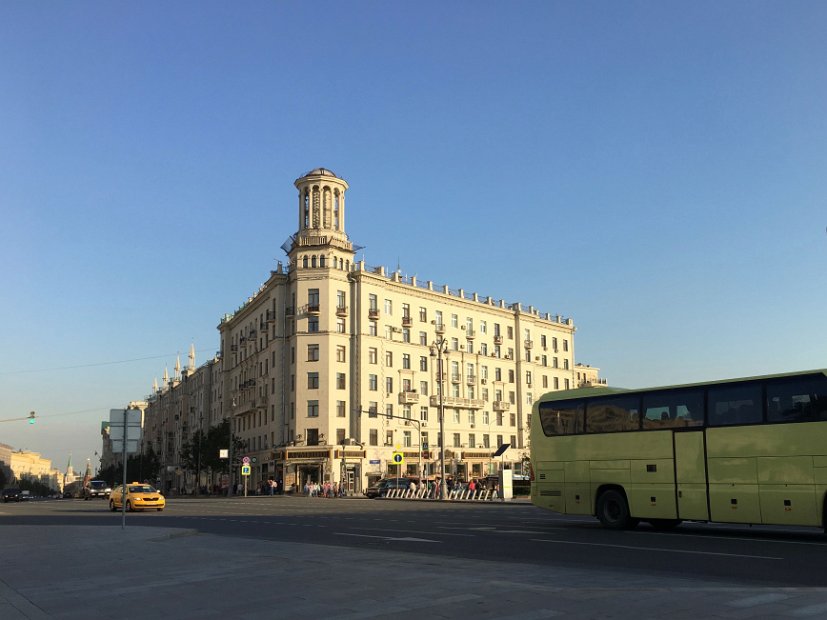 De l'autre côté de la rue, le restaurant Armenia