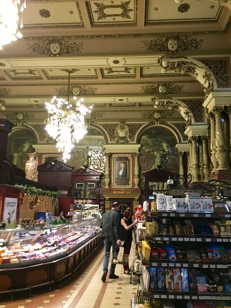 Profusion de colonnes et chapiteaux aux formes extravagantes, comptoirs et décors en bois sculpté, moulures et stucs dorés