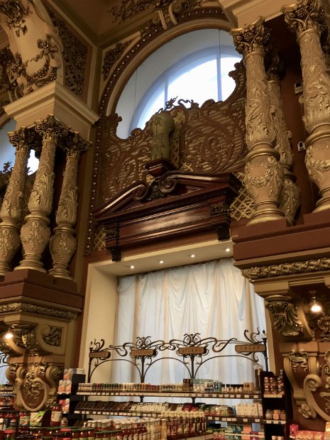 C'est une célèbre épicerie fine. C'était autrefois un hôtel particulier qui comportait un  salon littéraire, fréquenté notamment par Alexandre Pouchkine.  