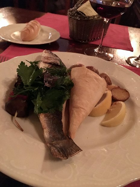 Loup de mer grillé, pommes de terre rôties et légumes