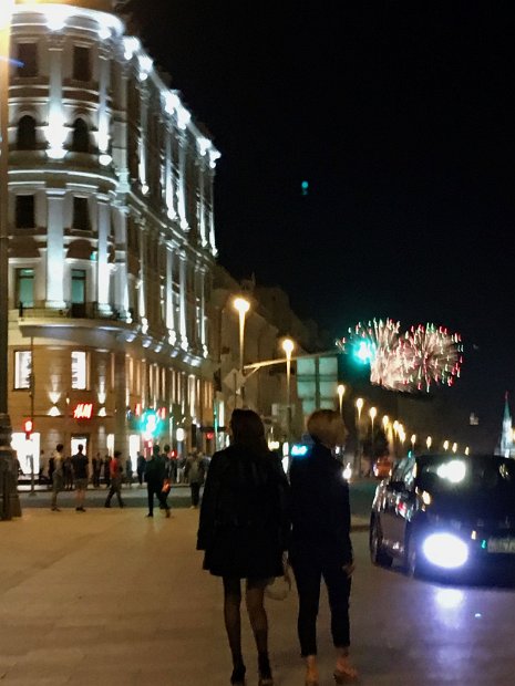 Mais ce n'est pas fini : à la sortie du restaurant, les Moscovites nous ont fait la surprise d'un splendide feu d'artifice :)