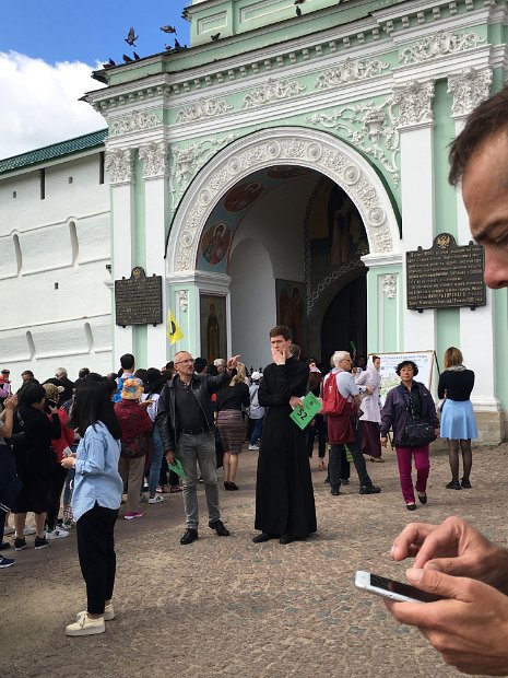 De très nombreux groupes attendent de pénétrer dans la Laure.