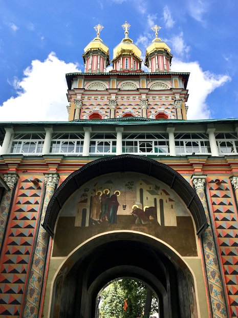 L'église Saint-Jean-Baptiste au dessus du portail d'entrée. La vie de Saint Serge de Radonège est représentée sur les murs.