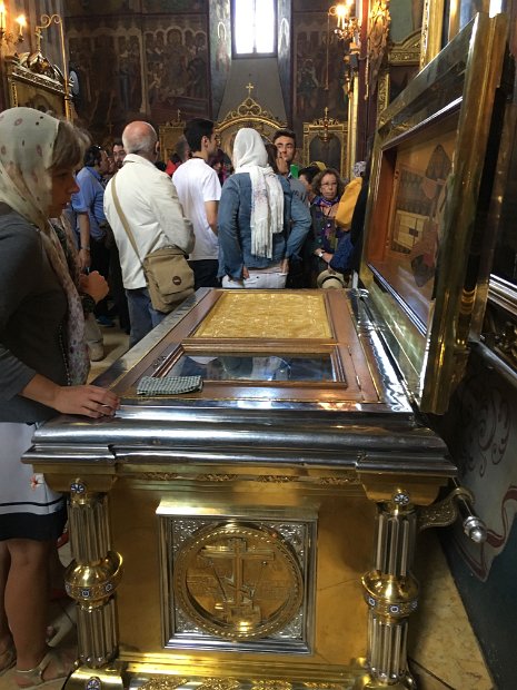Dans la cathédrale de la Sainte-Trinité, les pélerins recueillis attendent pour s'incliner sur les reliques de Saint Serge. Sur la photo, il y a plus de touristes que de pélerins...