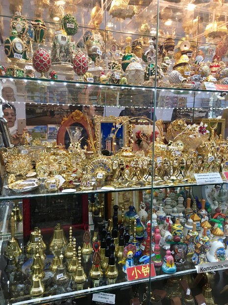 Le prix ou le nom des souvenirs est écrit en chinois.