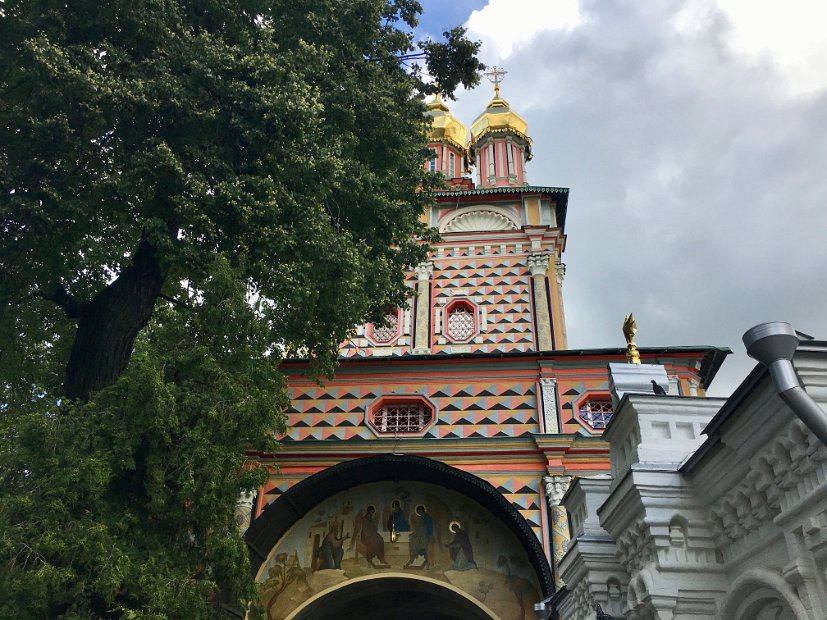 Nous sortons de la Laure par le portail de l'église Saint-Jean-Baptiste