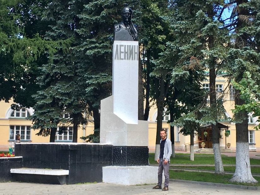 Histoire ancienne et récente, orthodoxie et communisme  à une centaine de mètres l'un de l'autre : Lénine surveille les religieux !
