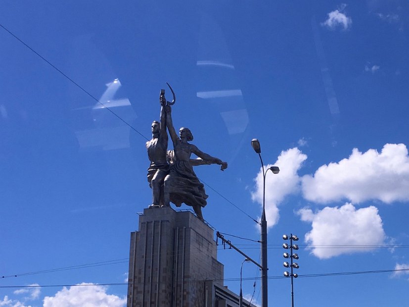 Rabotchi i Kolkhoznitsa (L'Ouvrier et la Kolkhozienne) est un monument sculpté en 1937 sur Mira Prospekt.