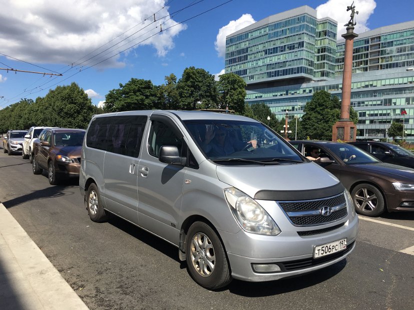 Do svidaniya - до свидания, Konstantin ! Au revoir au pied de la statue de Saint-Georges. Nous n'irons pas plus loin en voiture, tout est barré.