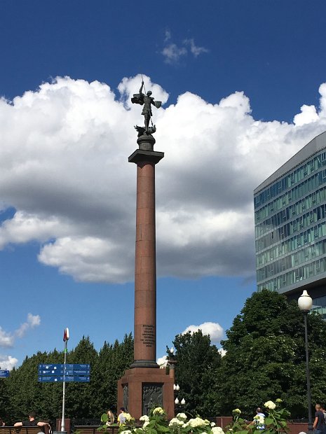 La colonne de Trubnaya Square (1994) : Saint-Georges terrassant le dragon