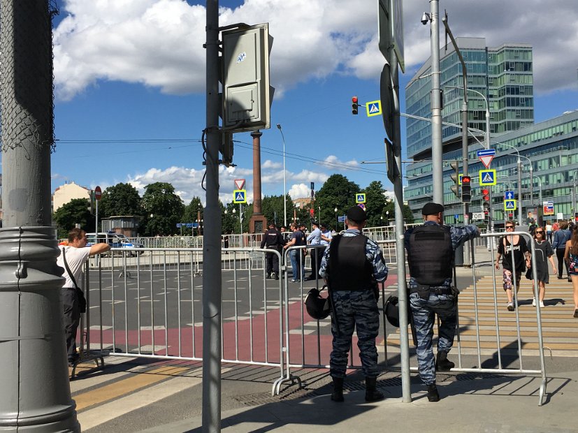 C'est une manifestation de l'opposant à Vladimir Poutine Alexeï Navalny contre les restrictions sur Internet. La police est très présente.