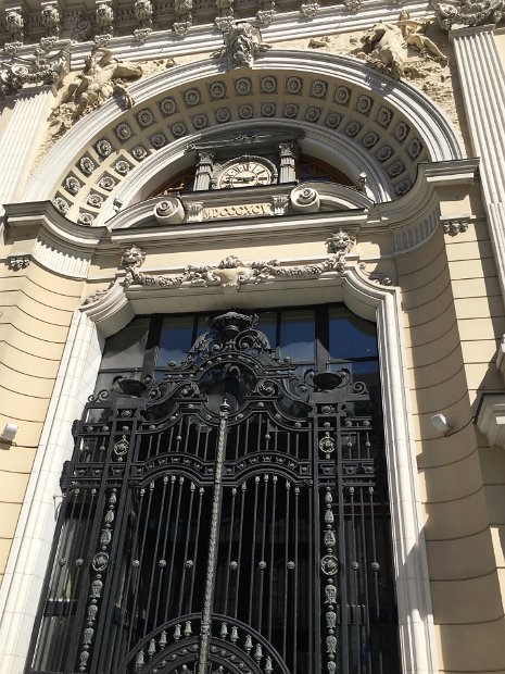Nous reprenons notre baluchon, et retour vers le centre ville. Tout près, les Bains Sandouny