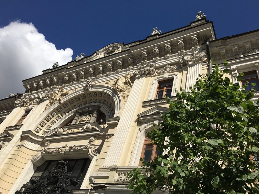 Sandouny est sans aucun doute le plus mythique des établissements de bains russes. Mais ce ne sera pas pour aujourd'hui, bientôt 15h et nous n'avons pas déjeûné.