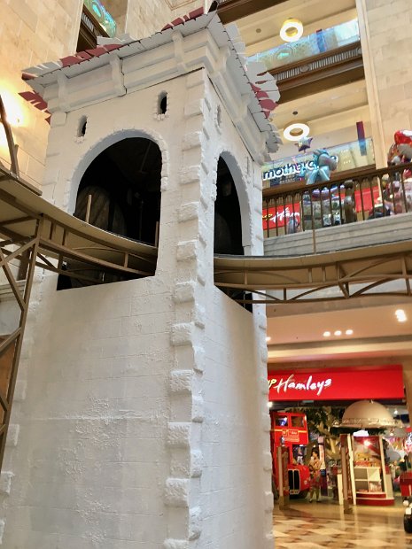 Ici, il y a tout pour les enfants et leurs parents : 525 magasins, des salles de jeux...