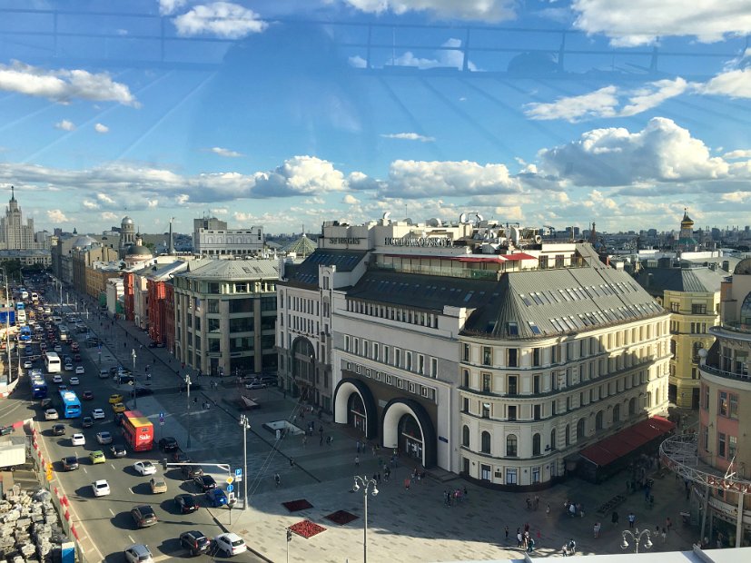 Vue de Moscou depuis le toit du Monde des Enfants (Detskiy Mir). Au fond à gauche, Kotelnitcheskaïa, une des 