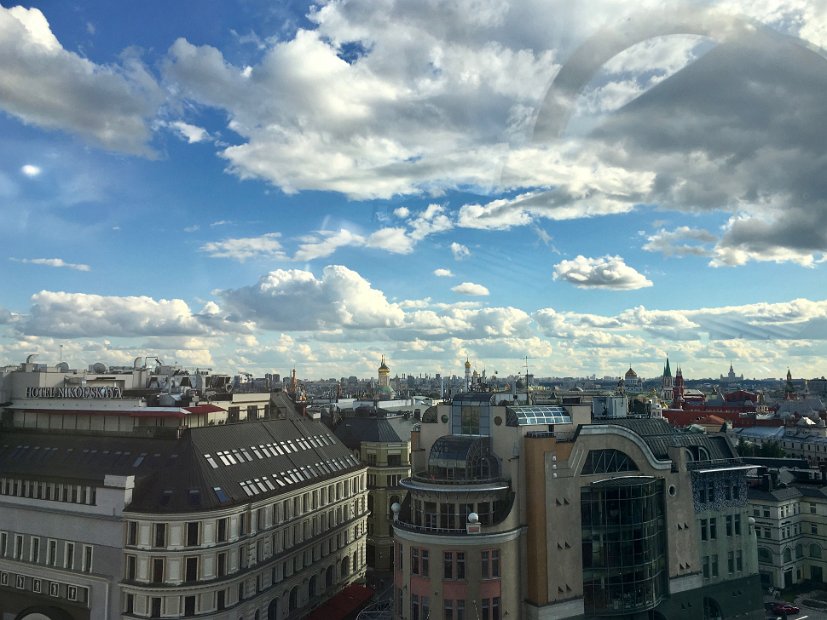 Il est possible de monter sur le toit et d'admirer Moscou. A droite, le Kremlin et ses cathédrales