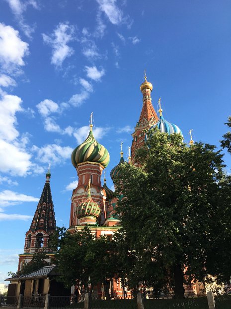 Nous revenons sur la Place Rouge. La cathédrale de Basile-le-Bienheureux est aussi appelée cathédrale de l'Intercession-de-la-Vierge.