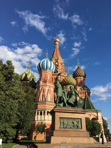 Il est trop tard pour une visite de l'intérieur de la Cathédrale. Il nous faudra revenir à Moscou !!! Devant la cathédrale, le monument à Minine et Pojarski qui levèrent une armée en 1612 pour libérer Moscou.
