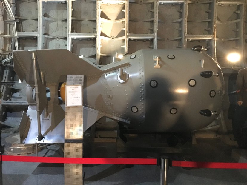 A l'entrée, une réplique de la première bombe atomique soviétique.