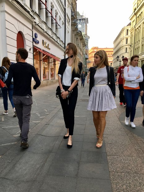 Pourquoi tourne-t-il la tête à gauche ?