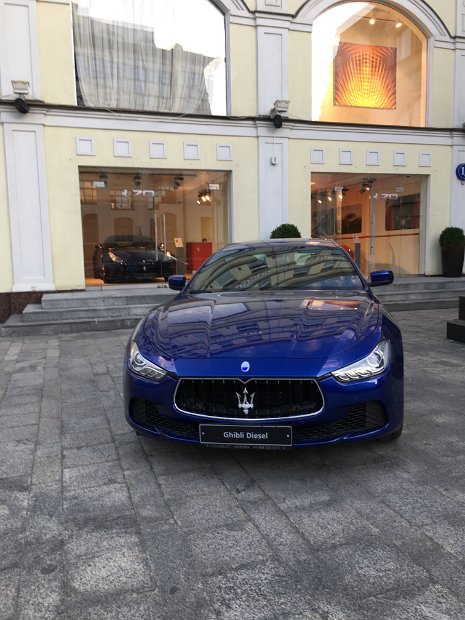 Faites votre choix parmi les voitures de luxe.