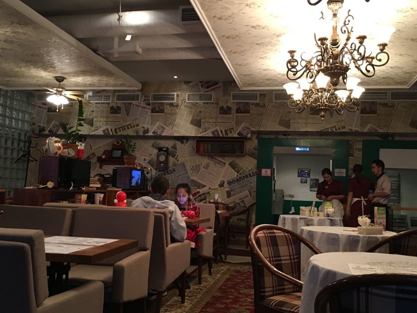 Une décoration et des journaux de l'ère soviétique