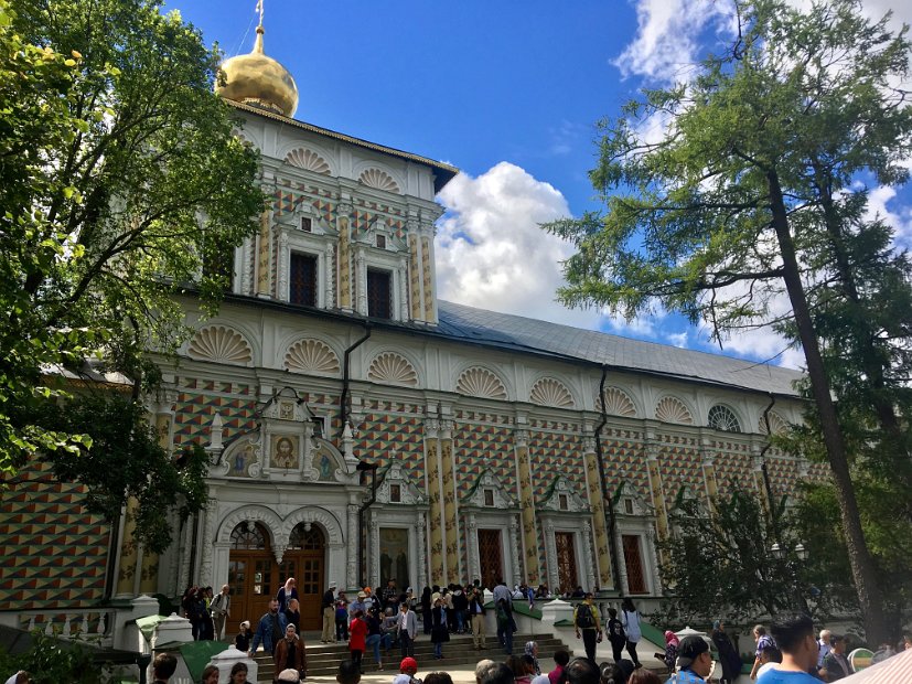 Le réfectoire et l'Eglise de Saint-Serge